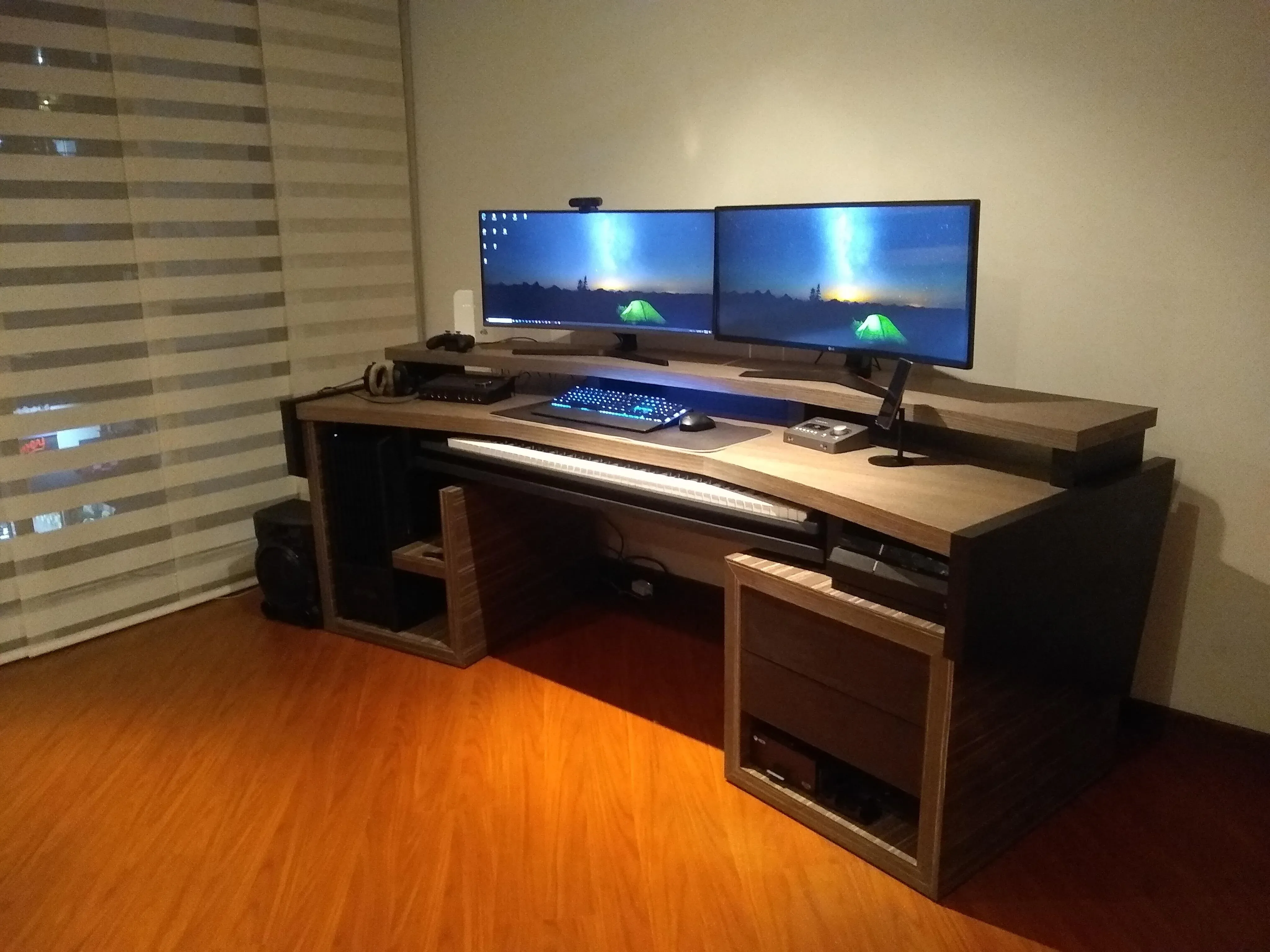 Estación de comando profesional para programador de EA Games — DTM Bogotá.