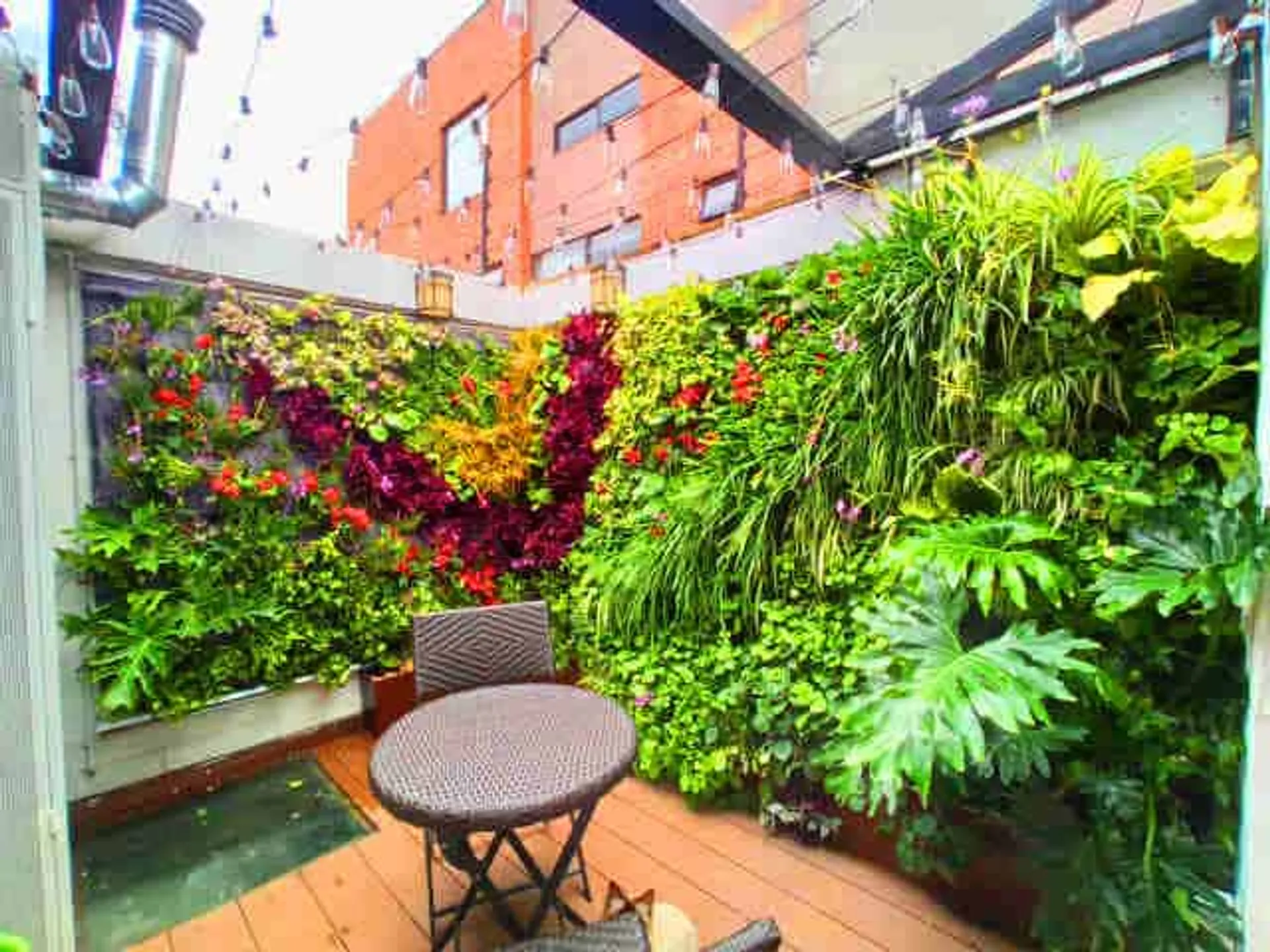 Cómo Diseñar un Jardín Vertical Natural: Naturaleza, Lujo y Precisión Arquitectónica