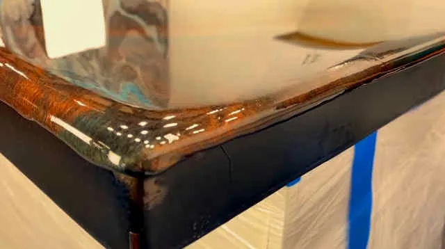 Aplicación de resina epoxi sobre madera natural