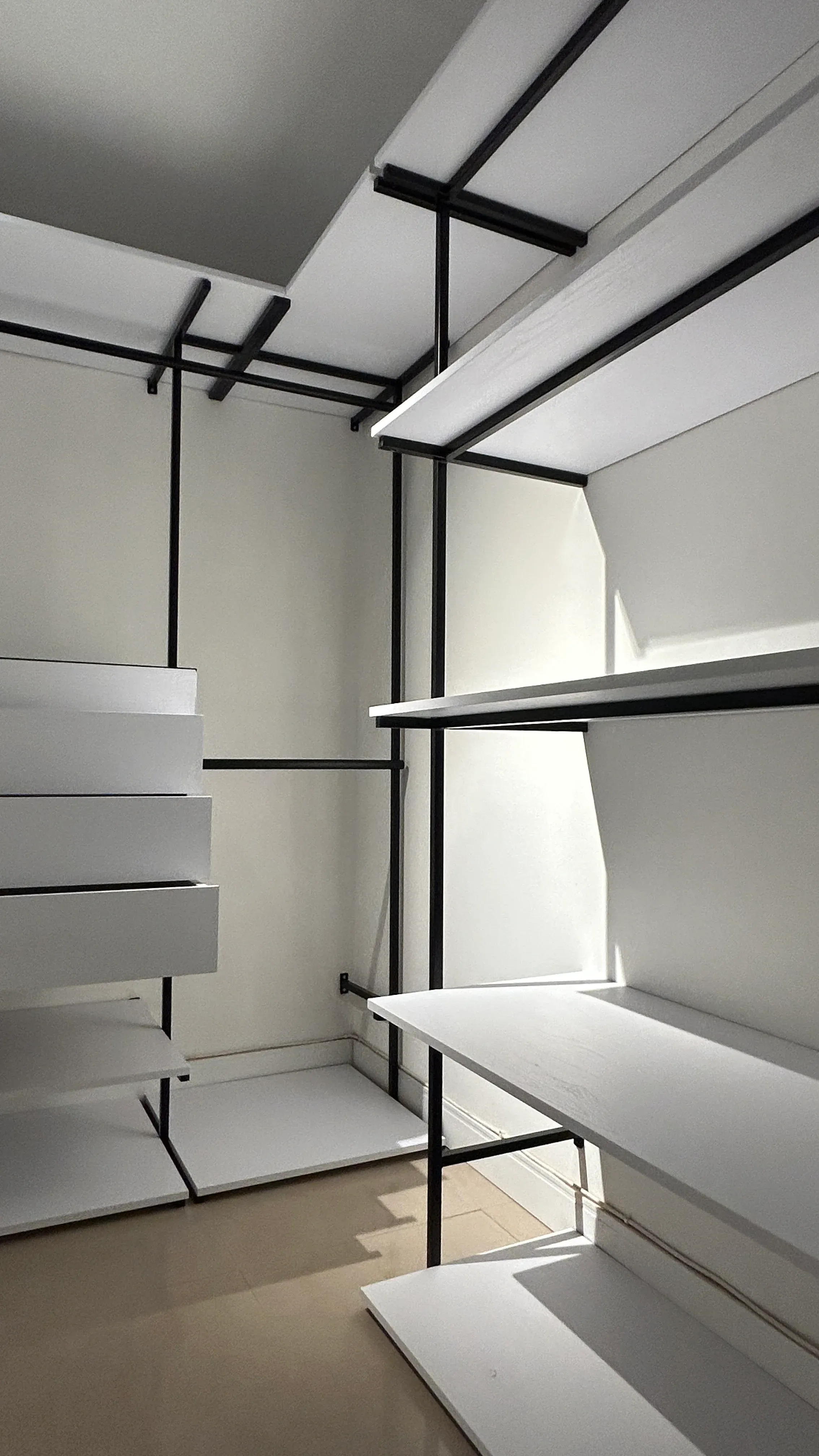 Geometría industrial del vestidor Bibian