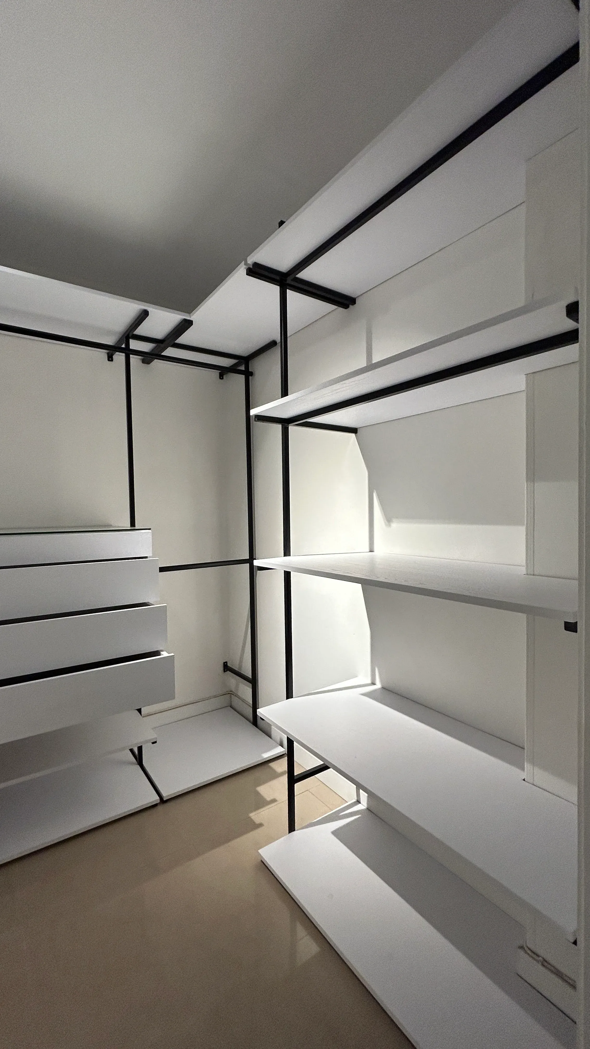 Vestidor premium en metal y madera de Bibian — DTM Bogotá.