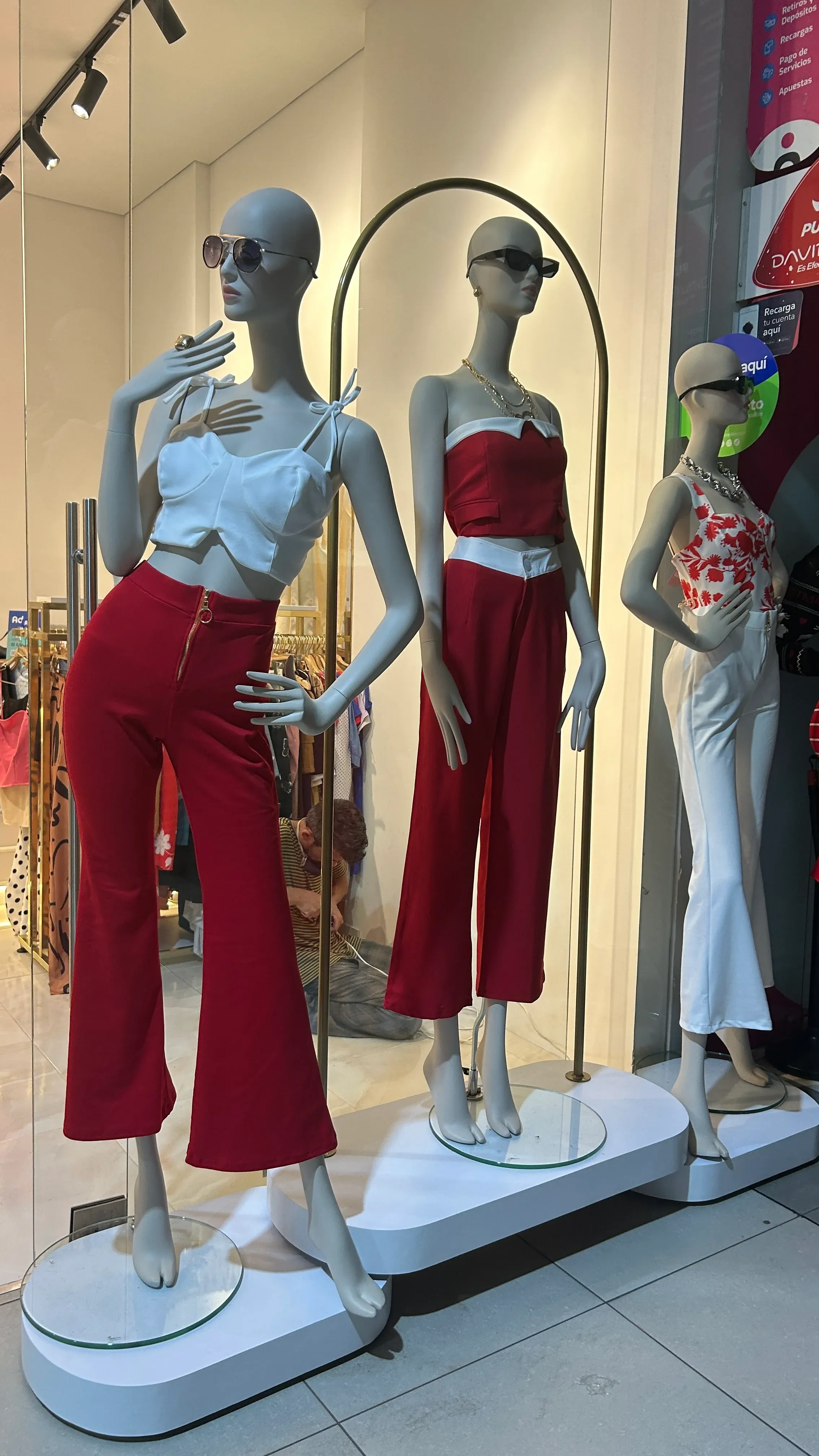 Vista lateral de la exhibición retail en proceso de instalación