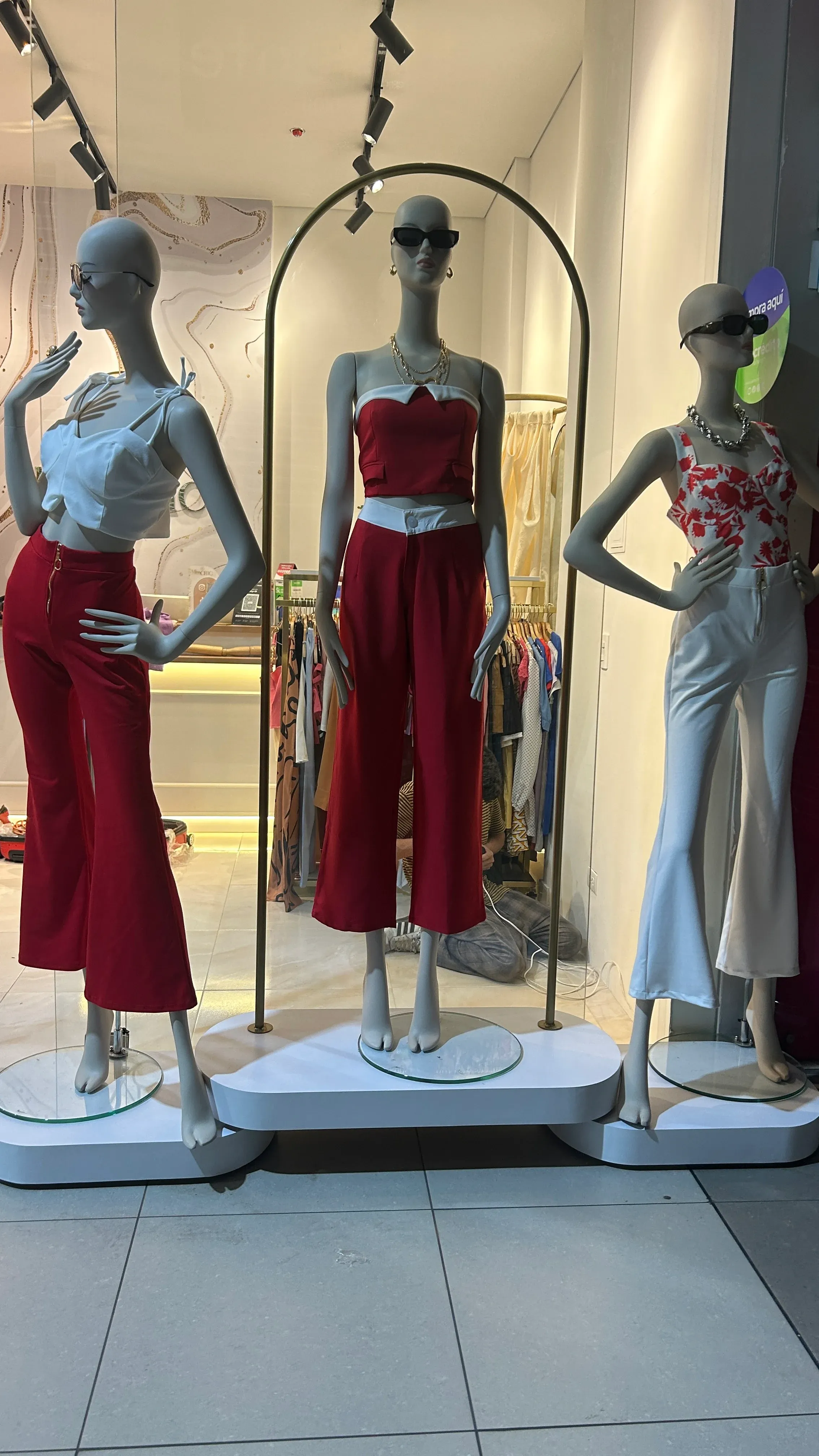 Escenario retail de alto impacto con arco metálico y maniquíes — DTM Bogotá.